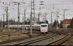 Tz 160  Mülheim an der Ruhr , der mit den Reserve-Triebköpfen 401 009-6 und 401 071-6 fährt, schlängelt sich als Umleiter aus dem Bahnhof Großkorbetha.