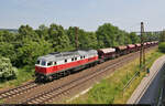 232 141-2 (132 141-3) fährt mit weiteren Schüttgutwagen, dem Anschein nach mit Kies beladen, in Naumburg (Saale) Richtung Bad Kösen.