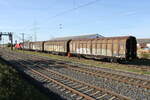 DB 261 082-2 mit einer �bergabe vom G�terverkehrszentrum Erfurt nach Erfurt Gbf, am 27.10.2022 in Vieselbach.