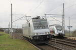 akiem 186 367-9 als Tfzf Richtung Erfurt, am 20.03.2023 in Seebergen.