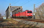 Nachschuss auf 185 050-2 und 187 153-2, die von 145 080-8 über die Saale bei Schkopau Richtung Halle-Ammendorf gezogen werden.