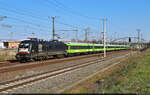 Mit beträchtlicher Verspätung fährt der Flixtrain mit 182 595-9 (Siemens ES64U2-095) in Halle-Ammendorf, Eisenbahnstraße, aus der Saalestadt.