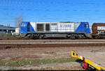 Eine Minute nach einem ICE und damit ziemlich unvermittelt kesselt 273 004-2 (Vossloh G 2000 BB) parallel zur Eisenbahnstraße in Halle-Ammendorf Richtung Merseburg Hbf und konnte noch in der Breitseite geschossen werden.
Dabei stand ich an der Bushaltestelle Chemiestraße, die sich direkt neben den Gleisen befindet.

🧰 Alpha Trains Belgium NV/SA, vermietet an die Dortmunder Eisenbahn GmbH (DE)
🕓 6.4.2023 | 10:22 Uhr