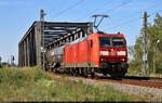 Kurzer Kesselzug mit 185 155-9 überquert die Saale in Schkopau Richtung Merseburg Hbf.