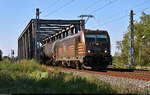 Kesselzug mit 187 535-0 überquert die Saale in Schkopau Richtung Merseburg Hbf.