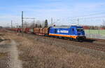 Raildox 076 109-2 mit beladenen Holztransportwagen Richtung Weimar, am 07.03.2025 im Gegengleis in Erfurt-Azmannsdorf.