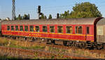 MITROPA Speisewagen mit der Bezeichnung  WRm<sup>130.1</sup>  (51 85 88-70 105-3 CH-HSF), eingereiht in einem Kesselzug mit 2159 270-8 (Stadler Eurodual) bei der Ausfahrt in Gro�korbetha Richtung Wei�enfels.

🧰 Verein Haltinger Speisewagenfreunde
🕓 1.7.2025 | 19:45 Uhr