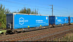 Einer der sechsachsigen luxemburgischen Gelenk-Doppeltaschenwagen mit der Bezeichnung  Sdggmrss  (37 82 4992 021-6 L-CFLCA), die in einem gemischten KLV- bzw. Container-Zug mitlaufen. Beladen ist er mit Sattelaufliegern der portugiesischen Klog Transport Solutions, gezogen wird er von 188 060-8  Bumblebee  Richtung Wei�enfels und fotografiert in Gro�korbetha.

🧰 CFL cargo s.a.
🕓 23.9.2025 | 9:29 Uhr