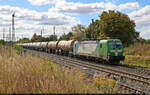 Im Block hinter einem gemischten G�terzug, aber ihm offenbar noch zu dicht auf den Fersen kommt 6193 989-1 (Siemens Vectron) mit Kesselwagen auf dem Gegengleis in Gro�korbetha angerollt. Ob die Fahrt in n�rdlicher Richtung weiterging oder hier endete, ist unklar.

🧰 Railtrans International a.s. (RTI)
🕓 23.9.2025 | 13:36 Uhr