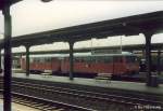 772 157 steht im M�rz 1995 in der Nachmittagssonne im Bf Naumburg am Gleis 4 zur Abfahrt nach Teuchern bereit.