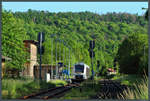 1648 437 verlässt am 02.06.2020 den Bahnhof Nebra Richtung Naumburg. Das 1979 eingerichtete EZMG-Stellwerk gehört inzwischen zu den letzten Stellwerken dieser Bauform, das noch mit den ursprünglichen sowjetischen Signalen arbeitet. Diese Stellwerke wurden von der Deutschen Reichsbahn in den 1970er und 1980er Jahren zur Modernisierung von Nebenbahnen aus der Sowjetunion importiert.