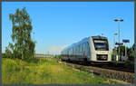 1648 437 erreicht am 02.06.2020 den Haltepunkt Reinsdorf (b. Nebra) unweit des alten Bahnhofs Vitzenburg. Im Hintergrund überspannt die Brücke der Neubaustrecke Leipzig/Halle - Erfurt das Unstruttal.