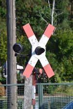 Blick auf eine WSSB Blinklichtanlage inklusive kleinen Zusatzlicht für die einfädelnde Straße vom Bahnhof.