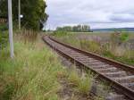 Rostige Gleise in der Landschft: der thringer Teil der Unstrutbahn wird seid Dezember 2006 nicht mehr planmig befahren, Aufnahme am Haltepunkt Reinsdorf (bArtern) 