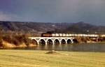 Am 12.02.1981 fotografierte Klaus Pollmächer (†) diese qualmende V300 mit leeren Zementwagen auf dem Unstruthochwasserviadukt bei Kirchscheidungen. Ziel des Zuges war das Zementwerk in Karsdorf.