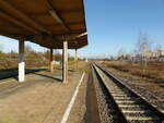 Der Bahnsteig 2 für Züge nach Merseburg, am 26.11.2021 in Frankleben.
