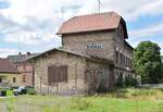 Blick auf das ehemalige Empfangsgebäude in Bretleben. Dieses steht heute leer und wartet auf bessere Zeiten. Der Bahnhof wurde Ende der 1990er mit samt der Strecke modernisiert und elektrifiziert. Der Bahnhof erhielt damals 76cm Bahnsteige. Hier hält heute nur noch die RB59. Die Fahrgastzahlen sind sehr überschaubar denn der Bahnhof liegt weit abseits der Hauptstraße ganz am Rande des Dorfes. Die Strecke nach Sömmerda und Sangerhausen ist heute bis Sömmerda und Artern eingleisig.

Bretleben 16.08.2021