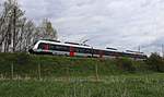 9442 (Bombardier Talent 2) von Abellio Rail Mitteldeutschland als RB 74813 (RB59) von Erfurt Hbf nach Halle(Saale)Hbf fährt am Zscherbener Gartenweg auf der Bahnstrecke Halle–Hann.