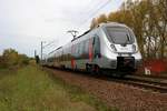 9442 606 und ein weiterer 9442 (Bombardier Talent 2) von Abellio Rail Mitteldeutschland als RE 74709 (RE9) von Kassel-Wilhelmshöhe nach Bitterfeld fahren in Zscherben, Gartenweg, auf der Bahnstrecke Halle–Hann. Münden (KBS 590). [21.10.2017 | 14:51 Uhr]