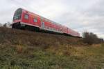 DABbuzfa 760 mit Schublok 143 903 der S-Bahn Mitteldeutschland (DB Regio Südost) als S 37730 (S7) von Halle(Saale)Hbf Gl. 13a nach Halle-Nietleben fährt bei Böllberg-Wörmlitz auf der Bahnstrecke Halle–Hann. Münden (KBS 590). [24.12.2017 | 12:33 Uhr]