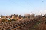 Blick auf die Bahnstrecke Halle–Hann. Münden (KBS 590) an den Häusern des Dorfes Zscherben an einem sonnigen, aber recht kalten Sonntagnachmittag. Da die meiste Zeit über keine Züge kamen, sah mein Blick auf die Strecke oft so aus. [14.1.2018 | 14:09 Uhr]