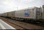 Blick auf einen mit Containern von Bay Logistik beladenen Flachwagen, der mit 186 225 (Lok 2833) der Cobra als gemischter Gz den Hp Halle Rosengarten auf der Bahnstrecke Halle–Hann.