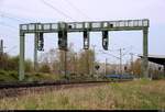 Blick auf eine Signalbrücke am östlichen Ende des Hp Halle-Silberhöhe auf der Bahnstrecke Halle–Hann.