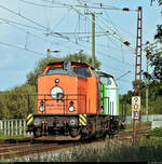 V 100 Ost und West:  201 823-2 (110 823-2 | DR V 100.1) der Redler-Service und eine unerkannt gebliebene 212 (DB V 100.20) der Salzburger Eisenbahn Transportlogistik GmbH (SETG) als Lokzug fahren