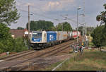 Containerzug (Bertschi AG) mit 187 326-4 der Wiener Lokalbahnen Cargo GmbH (WLC) passiert die Anrufschranke in Zscherben, Angersdorfer Straße, auf der Bahnstrecke Halle–Hann.