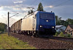 Containerzug (?) mit mir bislang unbekannten Güterwagen und 185 516-2 der Alpha Trains Belgium NV/SA, aktueller Mieter unbekannt, fährt in Zscherben auf der Bahnstrecke Halle–Hann.