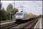TXL 185531-1 fährt hier am 26.08.2020 um 16.46 Uhr mit einem Containerzug in Richtung Sangerhausen durch den Haltepunkt Amsdorf.