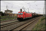 DB 185345 fährt hier am 26.08.2020 um 15.25 Uhr mit einem Kesselwagen Zug am östlichen Stellwerk des Bahnhof Teutschenthal in Richtung Sangerhausen vorbei.
