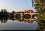 Ein gemischter Gz mit 152 128-5 (Siemens ES64F) wurde im Abendlicht auf der Saalebrücke in Halle-Wörmlitz in Fahrtrichtung Halle Rosengarten aufgenommen.