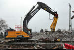 VDE 8 Komplexmaßnahme Halle Rosengarten–Angersdorf  ▶ Standort: Halle Rosengarten    Raupenbagger Volvo EC380ENL mit hydraulischer Stahlschere bei der Zerkleinerung der 80 Jahre alten