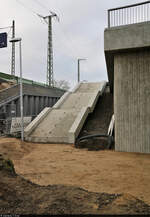 VDE 8 Komplexmaßnahme Halle Rosengarten–Angersdorf  ▶ Standort: Halle Rosengarten    Am südlichen Gleis Richtung Halle(Saale)Hbf lässt sich schon die Treppenanlage erkennen.