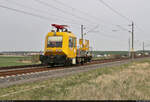 Noch ein Nachschuss auf die Vorderseite des nicht näher bekannten Gleisarbeitsfahrzeugs GAF 100 R/H, das in Teutschenthal Richtung Halle (Saale) rollt.