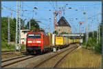 152 051-9 der DB Cargo fährt am 28.08.2022 mit einem DHL-Containerzug in den Bahnhof Sangerhausen ein.