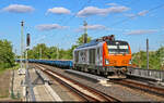 Auf dem Gegengleis und mit einer Menge Schotter am Haken f�hrt 248 997-9 (Siemens Vectron Dual Mode) im Diesel-Modus durch den Hp Halle Rosengarten Richtung Angersdorf.