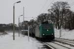 185 517-0 der Rail4Chem (?) ist am 16.1.2010 mit einem Kesselzug durch Zscherben unterwegs. 