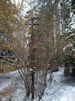 einer der 3 Telegrafenmasten, die noch am ehemaligem Bahndamm der Strecke 164h Freital-Potschappel - Wilsdruff - Nossen, nahe dem Haltepunkt Oberreinsberg. 28.01.2023 gegen 15:00 Uhr.Mast Nr. 3
Die Stillegung erfolgte zwischen 1972 und 1973.