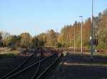 Hier die Gleisseite in Richtung Brand-Erbisdorf, die Züge der FEG halten auf der anderen Seite, 21.10.08