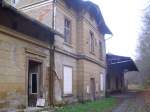 Bahnhof Wolkenburg der Muldentalbahn, Strecke Glauchau- Waldenburg, km 13,19 im November 2010, Blick auf Empfangshalle und Gterschuppen auf der Straenseite