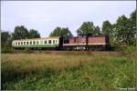 202 591 ist mit ihrer Ein-Wagen-RB an einem Augustabend 1997 bei Chemnitz-Heinersdorf in Richtung Chemnitz unterwegs.