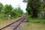 Heute präsentiere ich Teil 3 von der ehemaligen ZCM Industriebahn (Zwickau-Crossen-Mosel), die eine Gesamtlänge von 7,996 km hatte. Sie wurde im April 1892 als Normalspur gebaut und wurde mit einem Festakt am 08.07.1893 eröffnet. Sie wurde gebaut um die Papierfabrik C. F. Leonhardt in Crossen zu beliefern und bis zum Ersten Weltkrieg siedelten sich bedeutende Unternehmen wie  August Horch, später Audi, und bei Crossen entstand eine Verladeanlage des Sandwerk Oberrothenbach.
Nach dem Zweiten Weltkrieg wurde die Papierfabrik und die Verladeanlage von der Sowjetischen Besatzungsmacht als Reparationsleistung abgebaut. 1948 wurde Sie wieder aufgebaut und in einen Volkseigenen Betrieb umgebaut. Viele Firmen entlang der Strecken hatten einen Bahnanschluss.

Eine Zäsur für die Strecke war 1989 die politische Wende im Osten Deutschlands. Innerhalb kürzester Zeit stellten fast alle Betriebe entlang der Trasse ihre Produktion ein und die Streckenauslastung verringerte sich drastisch.

Am 10.12.1998 wurde die Stilllegung und Abbau der Nebenbahn bis zum km 2,650 vom Eisenbahnbundesamt beschlossen. Ein Großteil der Strecke hat man in einen Rad- und Fußweg verwandelt.

Hier sieht man die andere Richtung vom Bü an der Dorotheenstraße. Zwischen den Km 3,07 und 3,35 gab es Anschlussgleise von dem Sachsenring Werk III, der Zwickauer Kammgarnspinnerei und die Konsumgenossenschaft.
An dieser Stelle probten am 08.11.2012 die Polizei, Feuerwehr und andere Einsatzkräfte den Ernstfall. Man simulierte einen Bahnunfall, dazu stellte die VGB einen Regioshuttle und Schenker kam mit einer Gravita und einigen Güterwagen.