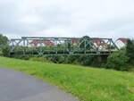 Die Eisenbahnbrücke über den Fluss Gera, am 27.07.2017 in Kühnhausen bei Erfurt.