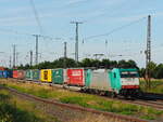 E 186 249 , vermietet von Alpha an Transchem, zieht einen Taschenwagen-Zug durch Großkorbetha Richtung Süden.