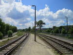 So sieht der Bahnhof von Waltershausen(Strecke Fröttstädt-Friedrichsroda)aus.Aufgenommen vom Zwischenbahnsteig aus am 29.Mai 2020.