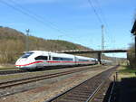 DB 0812 016 als ICE 506 von Nürnberg Hbf nach Hamburg-Altona, am 11.04.2022 in Mecklar.