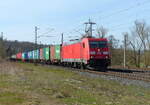 DB 185 383-7 mit Containerwagen Richtung Fulda, am 11.04.2022 in Oberhaun.