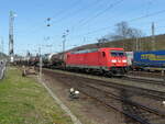 DB 185 355-5 mit Kesselwagen Richtung Fulda, am 11.04.2022 in Bad Hersfeld.